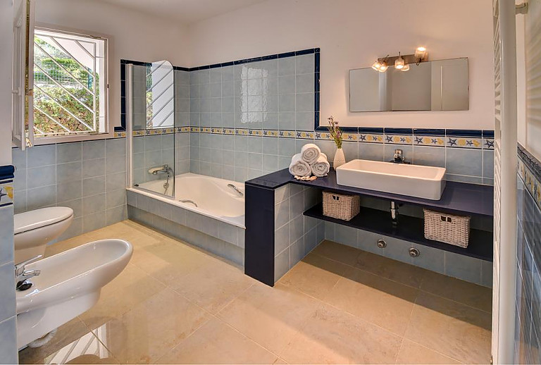 Badezimmer mit Badewanne und Fenster