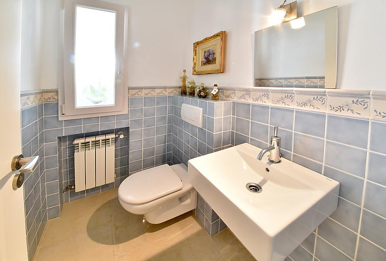 Bad mit Waschbecken und WC