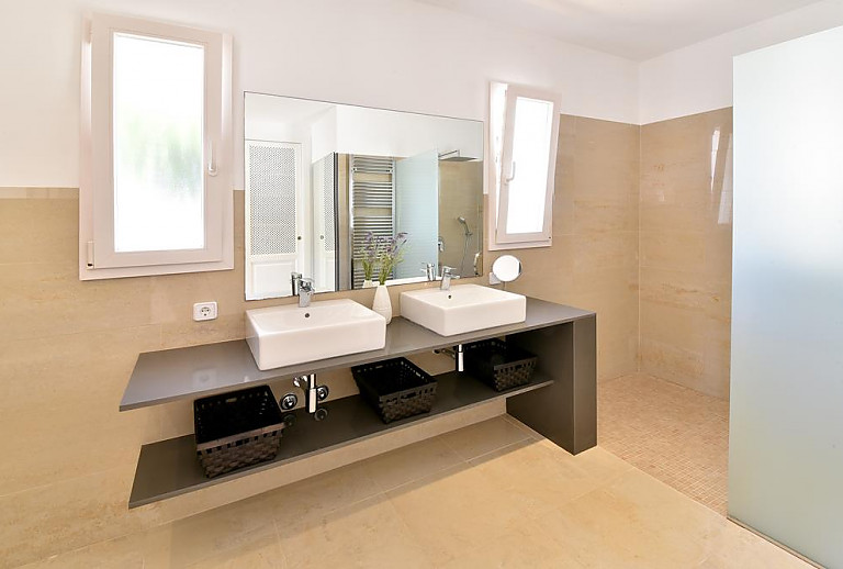 Bad mit Dusche und Waschbecken