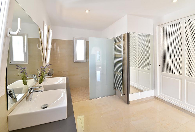 Bad mit Spiegel und Dusche