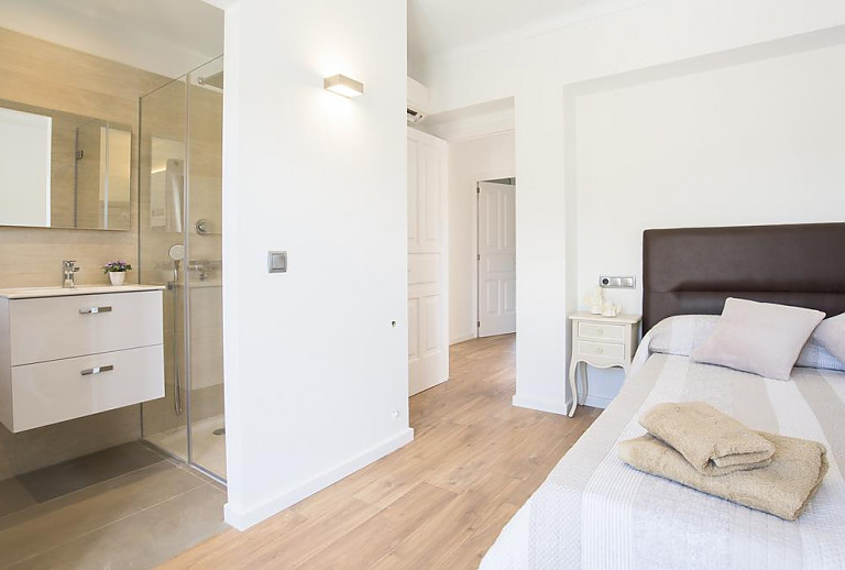 Schlafzimmer mit Doppelbett und Badezimmer