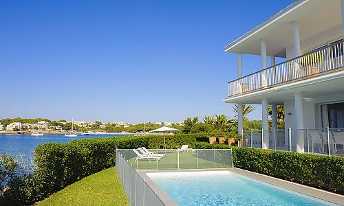 Ferienhaus mit Pool und Meerblick