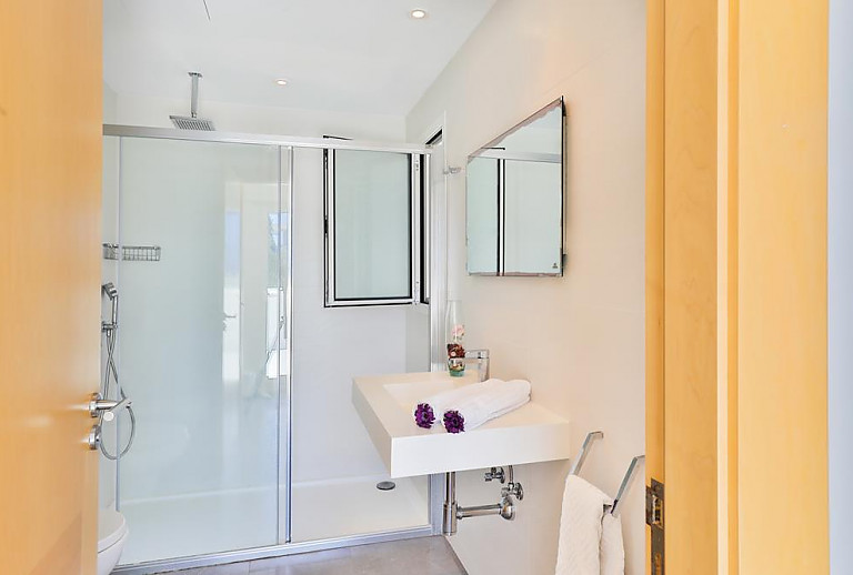 Badezimmer mit Dusche und Waschbecken