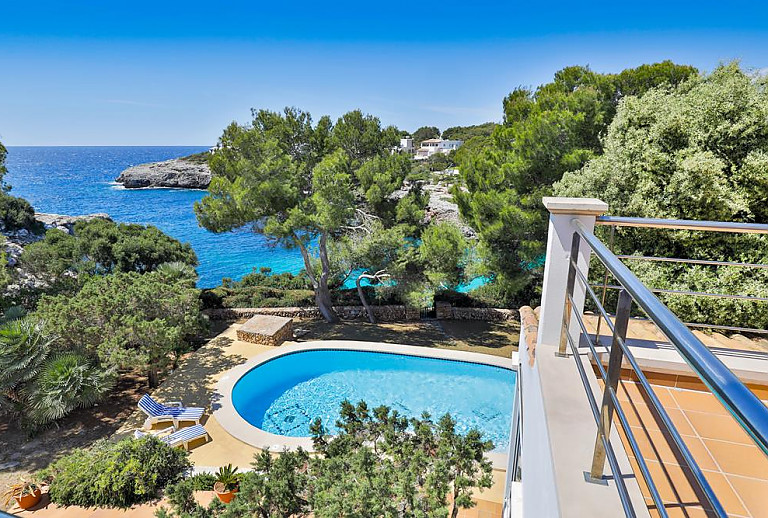 Balkon mit blick auf den Pool und das Meer