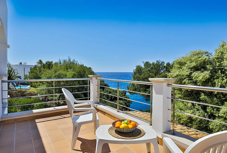 Balkon mit Sitzmöbeln und Weitblick