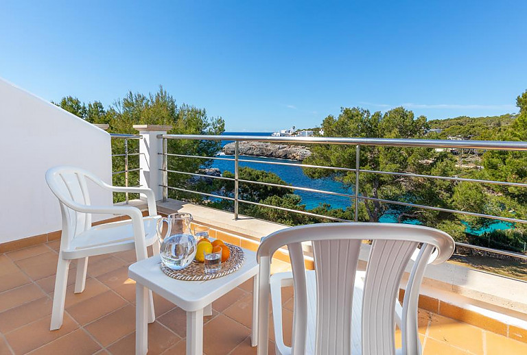 Balkon mit Sitzmöbeln und Weitblick