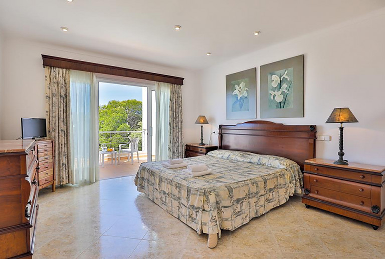 Schlafzimmer mit Doppelbett und Balkon