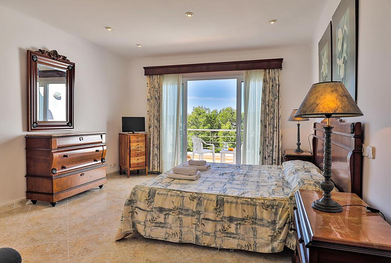 Schlafzimmer mit Doppelbett und Balkon