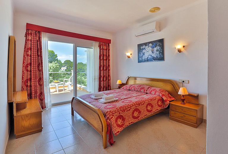 Schlafzimmer mit Doppelbett und Balkon