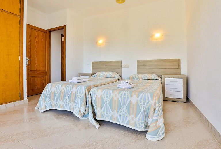 Schlafzimmer mit Einzelbetten und Wandschrank