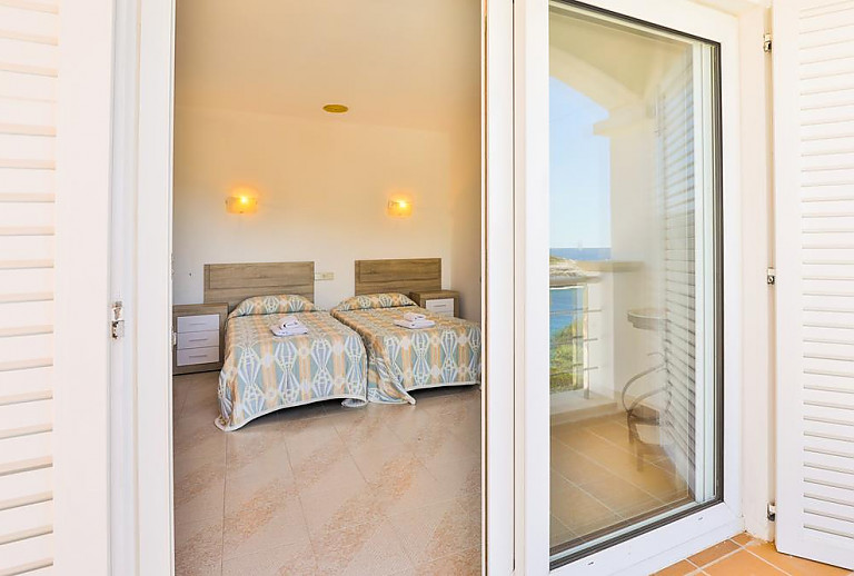 Blick vom Balkon in ins Schlafzimmer