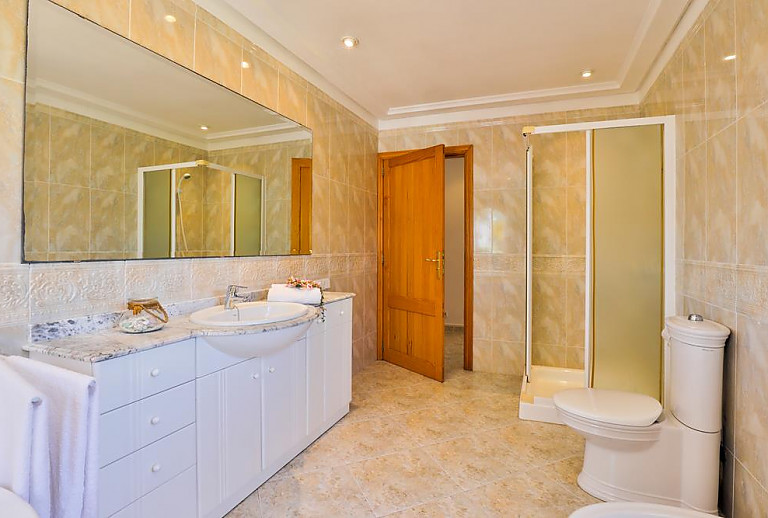 Badezimmer mit Dusche und WC