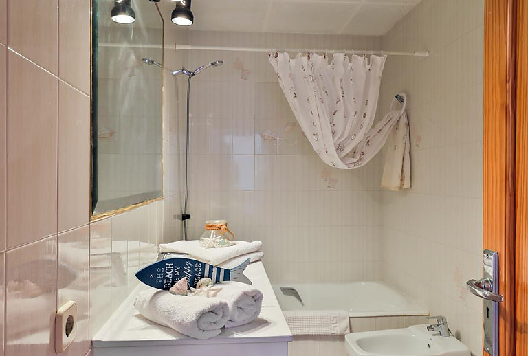 Bad mit Wanne und Waschbecken