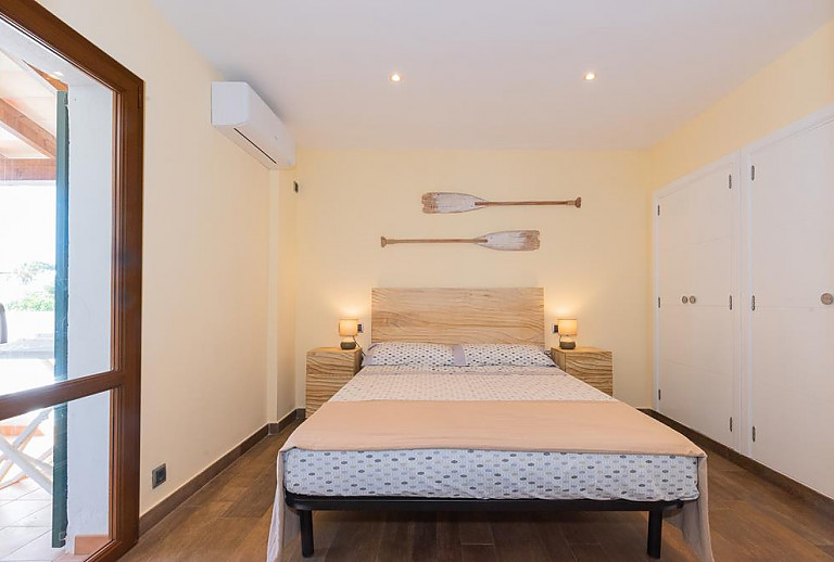 Schlafzimmer mit Doppelbett und Klimaanlage
