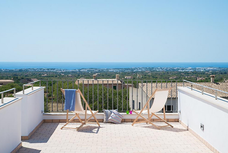Meerblick vom Balkon mit Liegestühlen