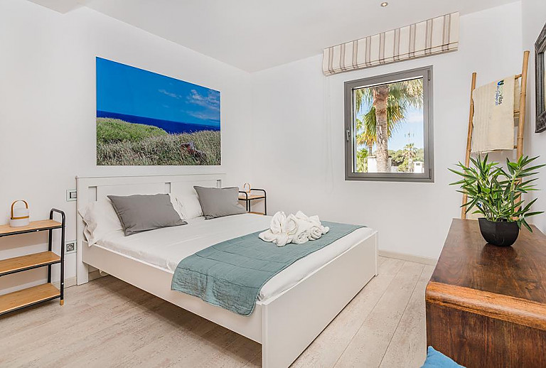 Schlafzimmer mit Fenster und Doppelbett