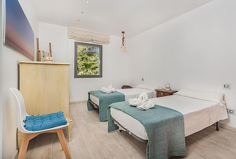 Einzelbetten im Schlafzimmer mit Kommode