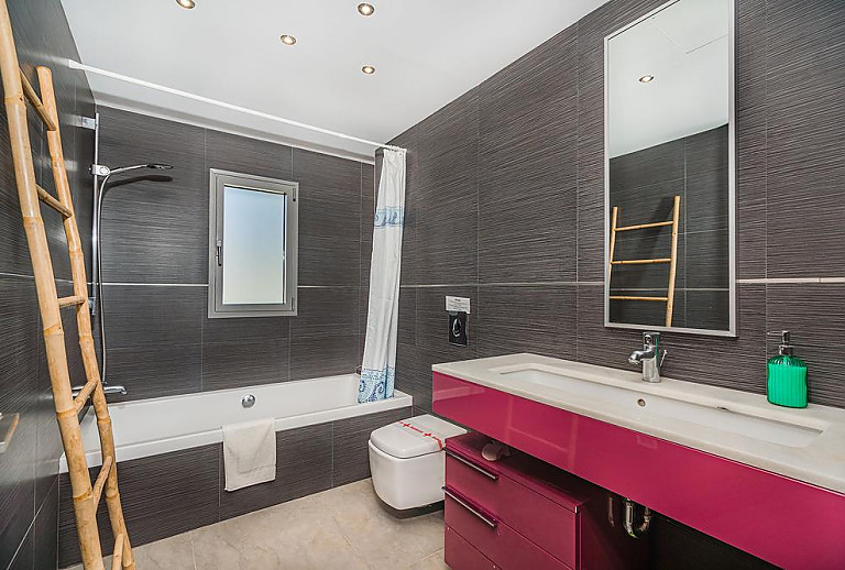 Bad mit Wanne und Fenster