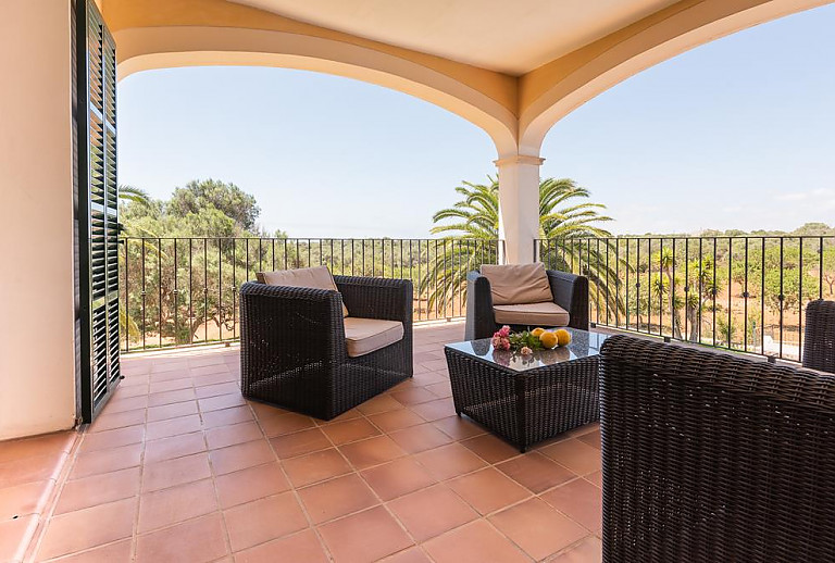 Terrasse mit Korbsesseln und Weitblick