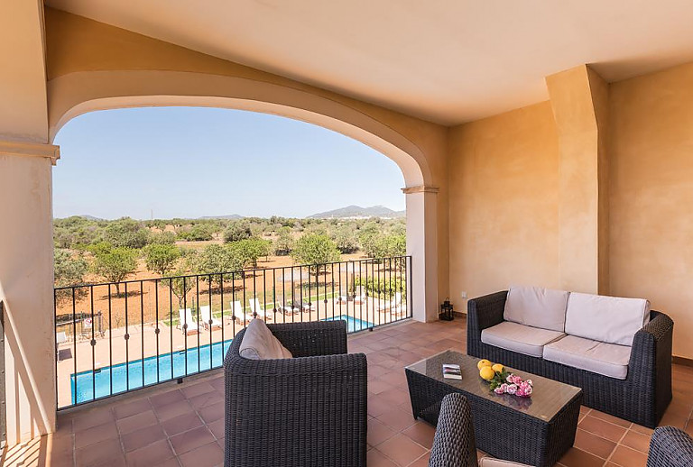 Terrasse mit Korbsesseln und Weitblick