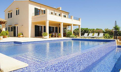 Finca mit Pool und Sonnenliegen