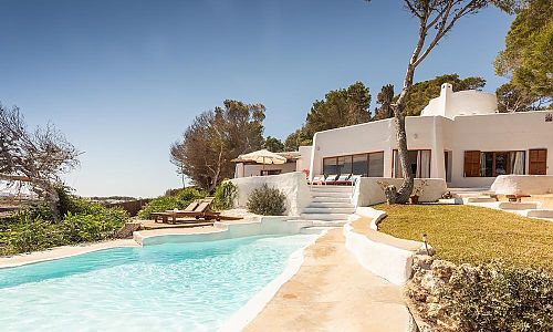 Ferienhaus mit Pool und Sonnenliegen