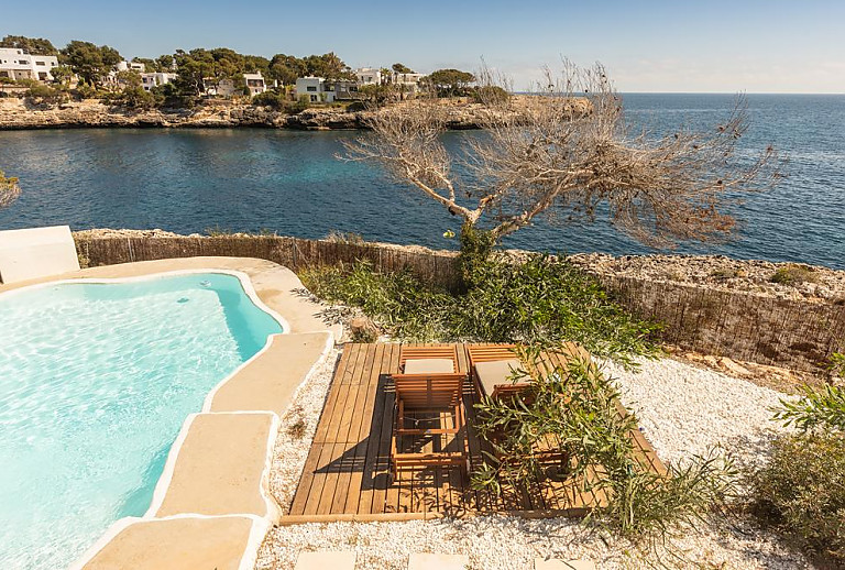 Sonnenliegen am Pool mit Meerblick