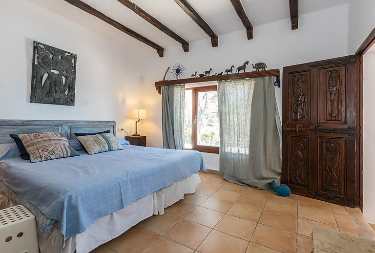Schlafzimmer mit Einzelbetten und Fenster