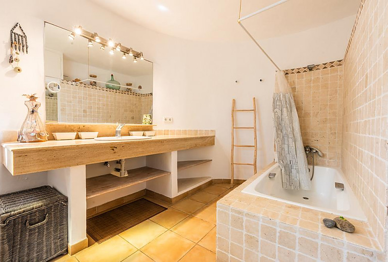 Badezimmer mit Wanne und Waschbecken