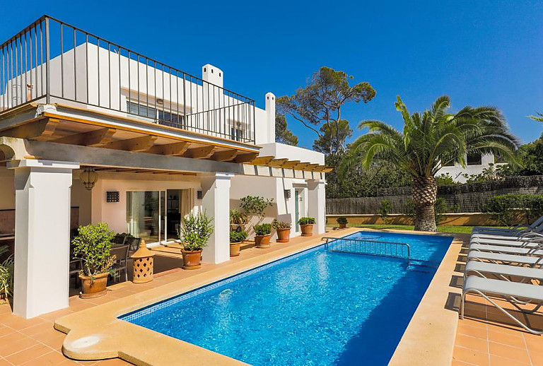 Sonnenliegen am Pool vor der Finca