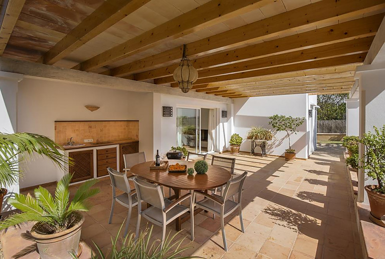 Terrasse mit Vordach und Esstisch
