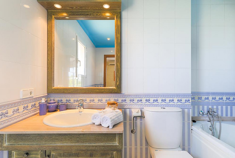 Badezimmer mit Wanne und Fenster