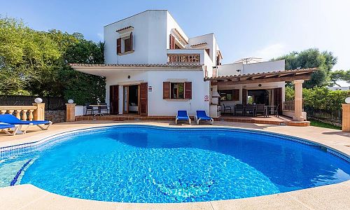 Pool mit Sonnenliegen vor dem Ferienhaus