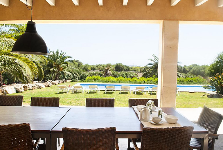 Terrasse mit Vordach und Blick in den Garten