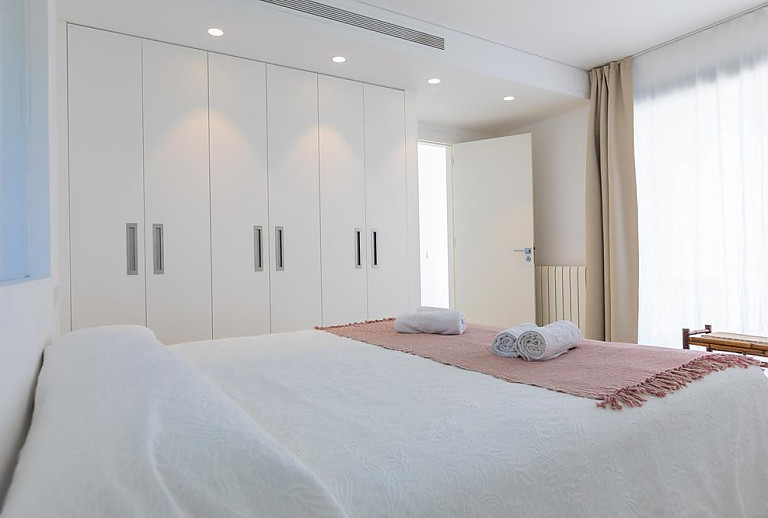 Schlafzimmer mit Doppelbett und Wandschrank