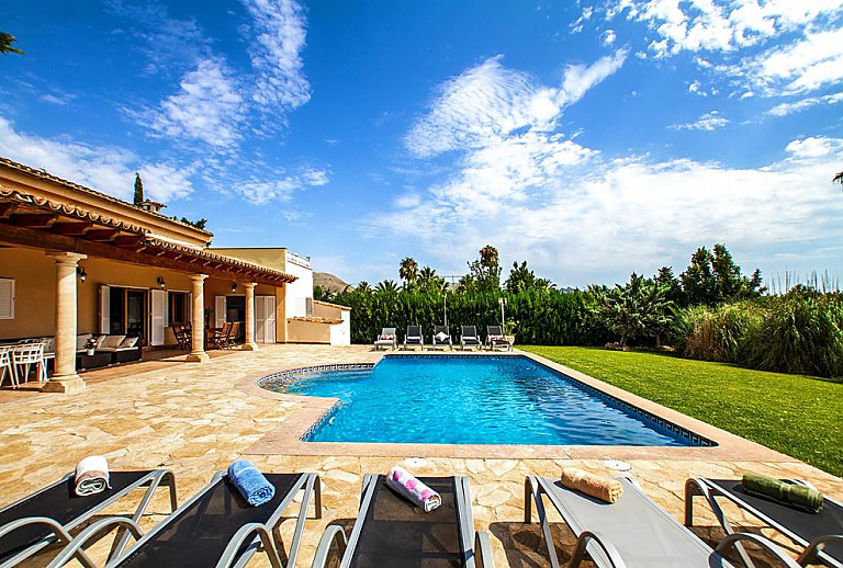 Pool mit Sonnenliegen und Blick auf die Terrasse