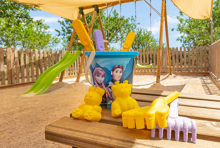 Spielplatz mit Sonnensegel und Rutsche