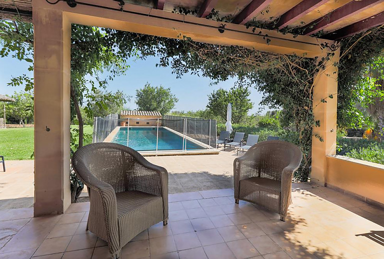 Terrasse mit Vordach und Korbstühlen