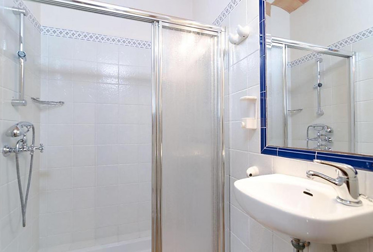Dusche und Waschbecken im Bad