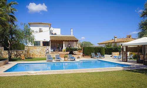 Finca mit Pool und Rasenfläche