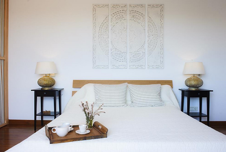 Schlafzimmer mit Doppelbett und Nachttischen