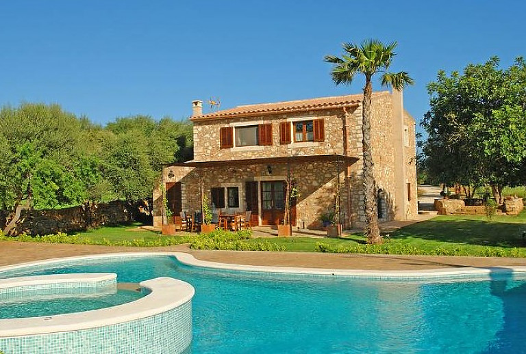 Finca mit Pool und Palmen im Außenbereich