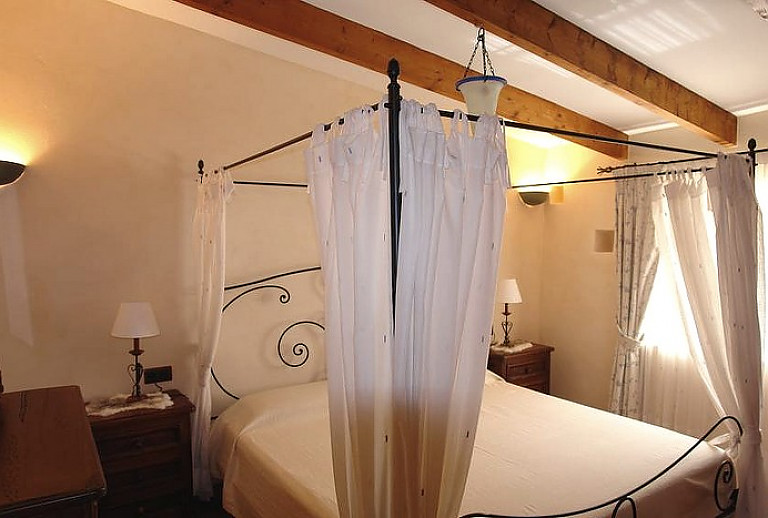 Schlafzimmer mit Doppelbett und Kommode