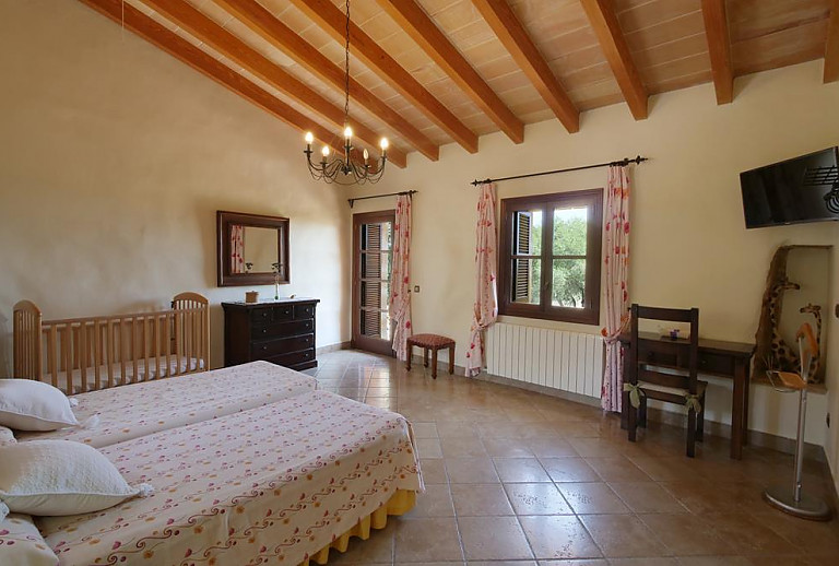 Schlafzimmer mit Einzelbetten und Fernseher