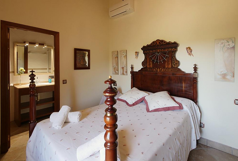 Schlafzimmer mit Doppelbett