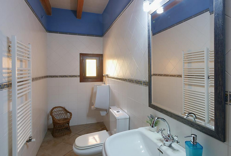 Badezimmer mit WC Und Waschbecken