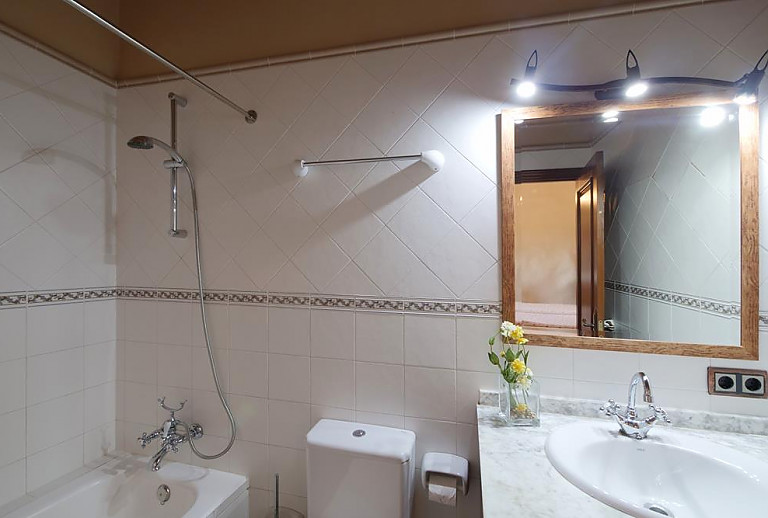 Badezimmer mit Wanne und Waschbecken