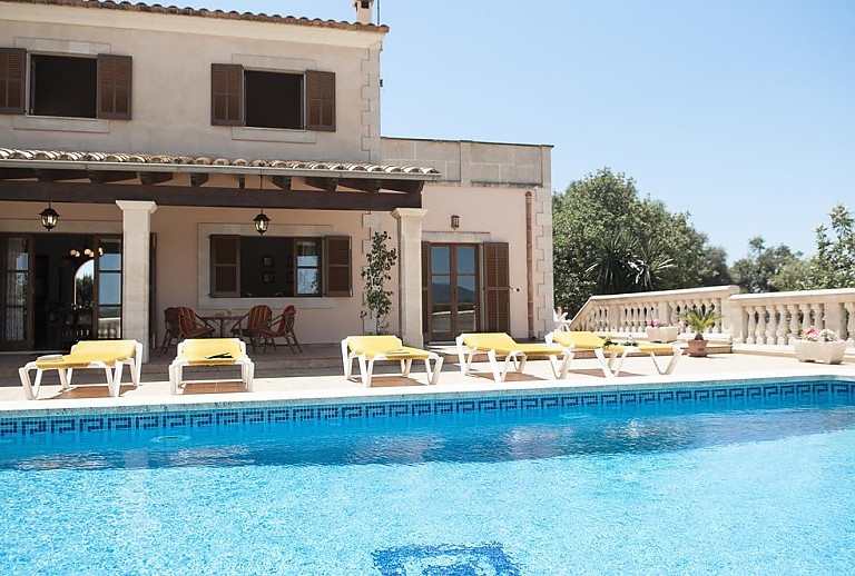 Sonnenterrasse am Pool vor dem Ferienhaus