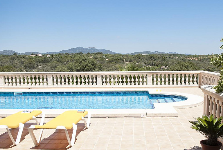 Poolterrasse mit Weitblick
