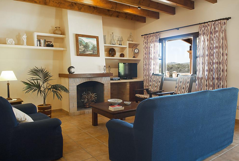 Wohnzimmer mit Sofas und Fernseher